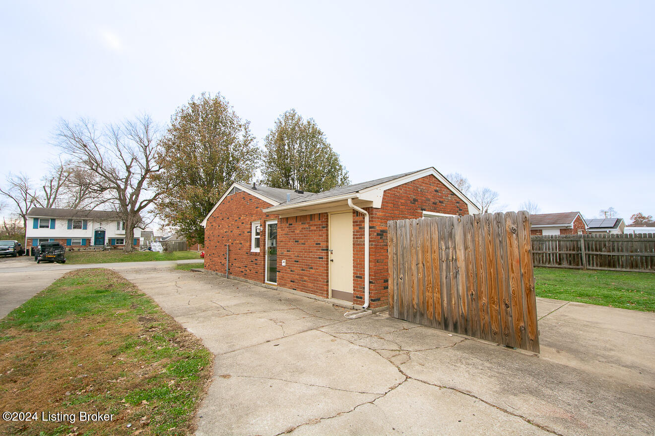 6813 Barbrook Road Louisville, KY 40258 - Photo 29 of 30 Side of Home