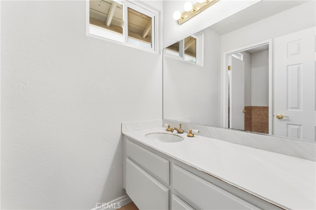 5259 Galloway Street Rancho Cucamonga, CA 91701 - Photo 21 of 34 Hallway Bathroom