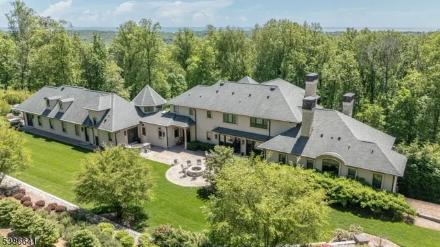 a view of a yard in front of house