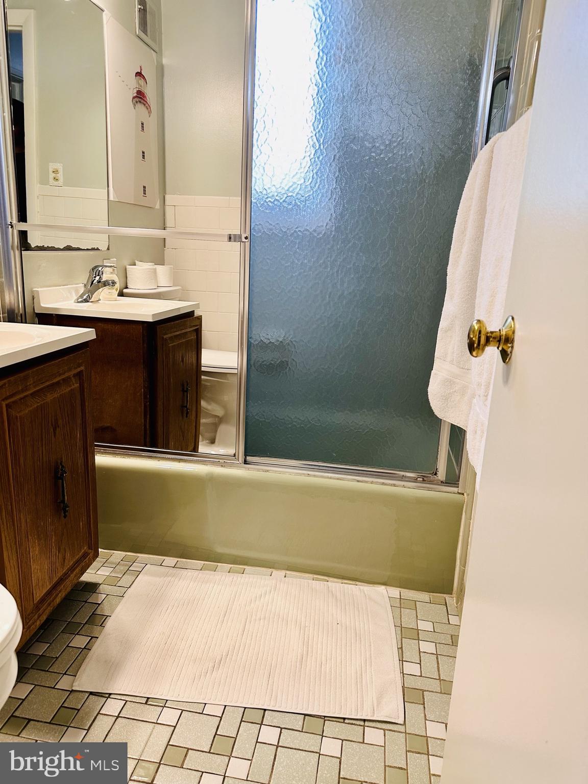 1813 Olmstead Drive Falls Church, VA 22043 - Photo 11 of 14 a bathroom with a bathtub sink and mirror