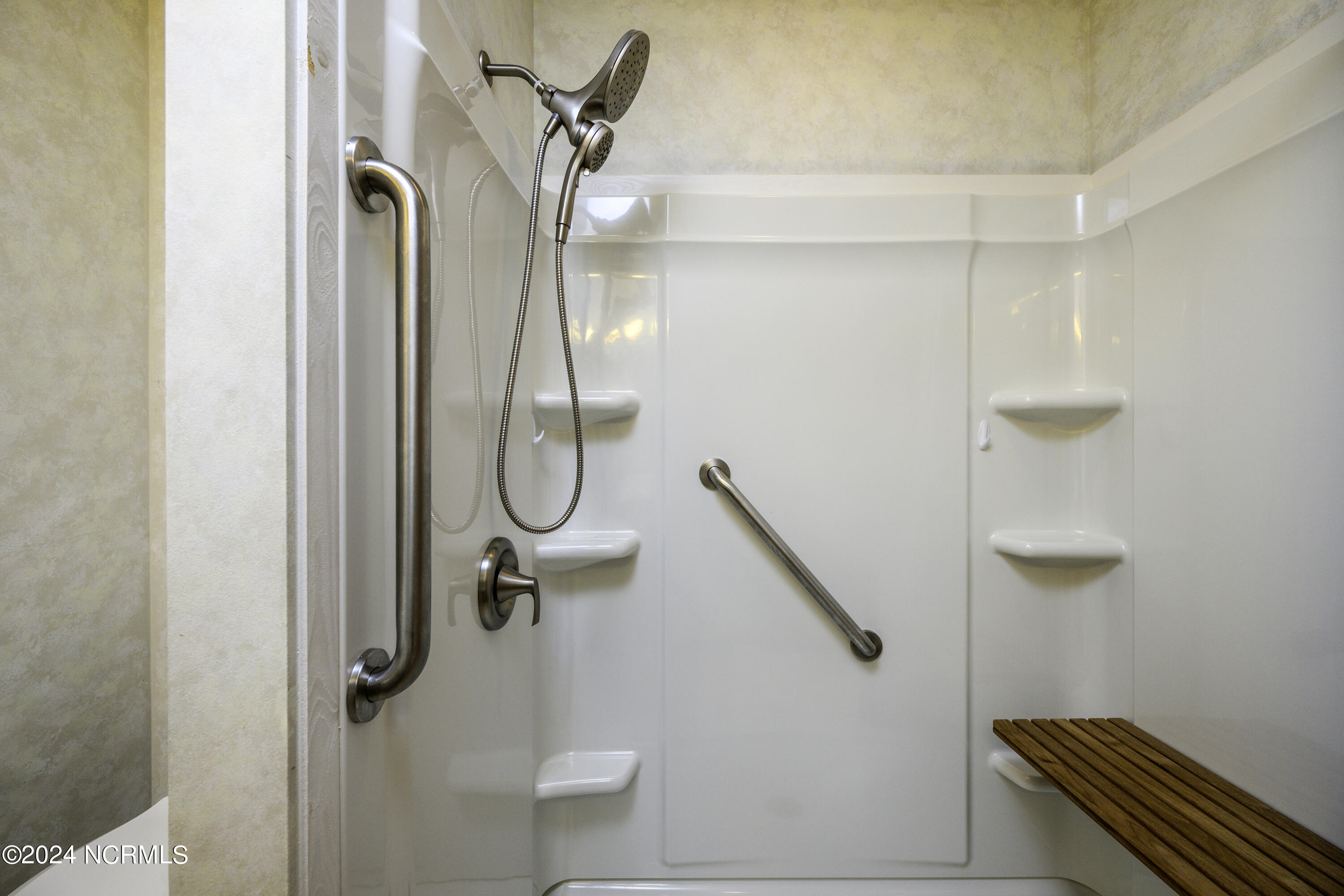 820 New Liberty Road New Bern, NC 28562 - Photo 27 of 73 1st Floor Bathroom