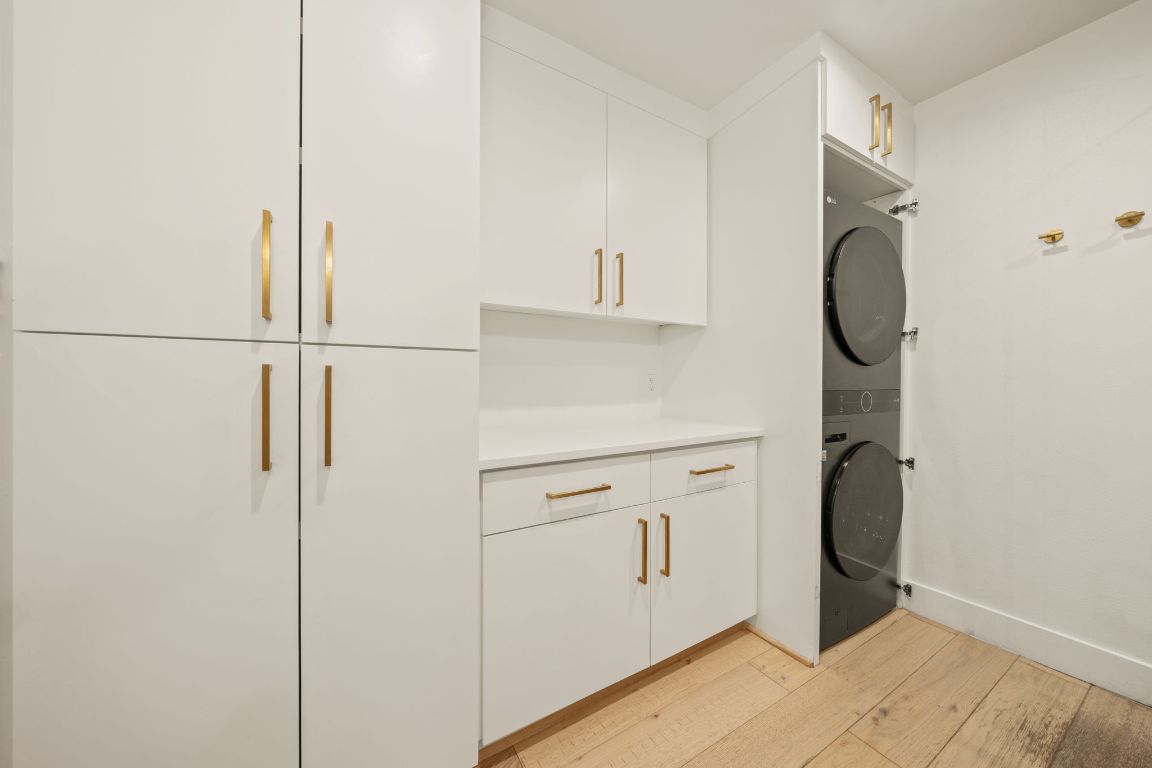 912 Mansell Avenue Austin, TX 78702 - Photo 24 of 37 a utility room with dryer and washer