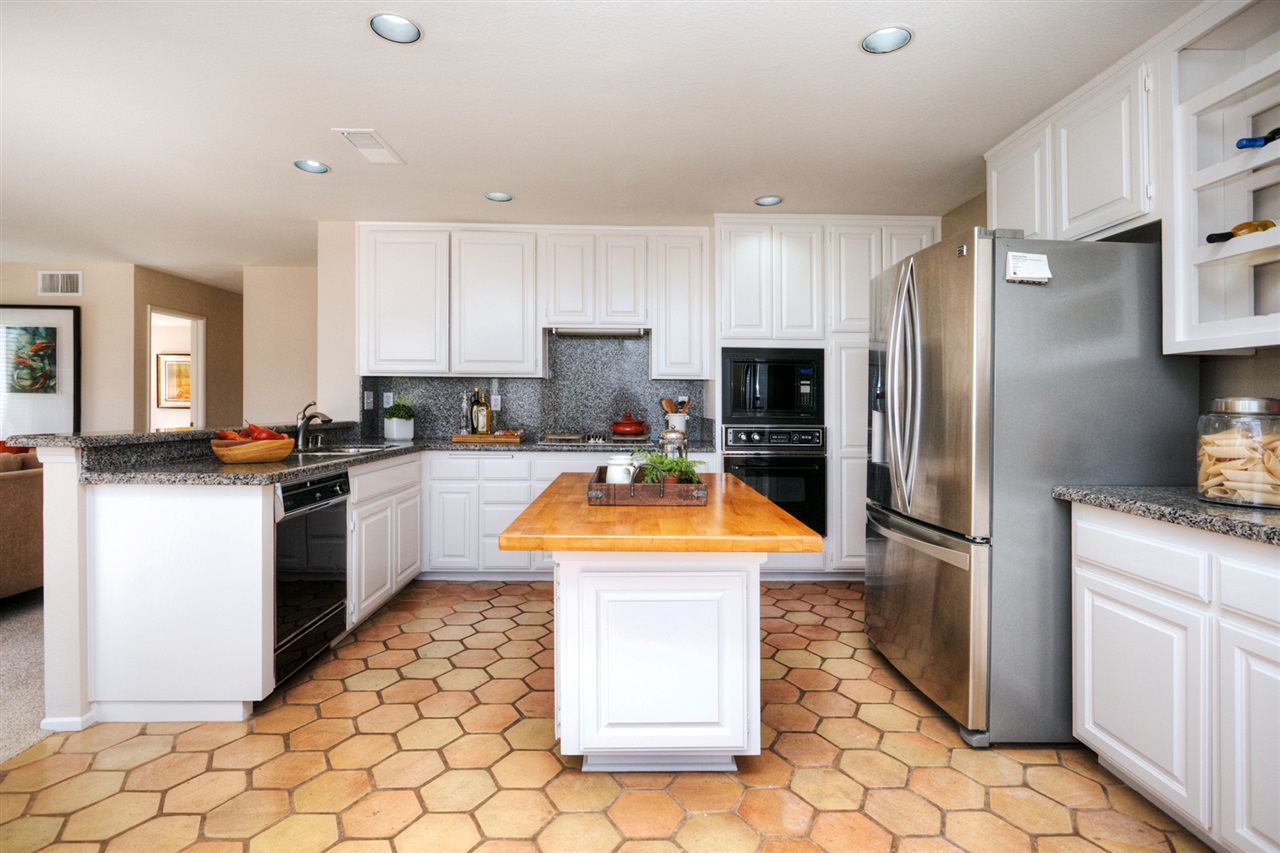 1772 Crystal Ridge Way Vista, CA 92081 - Photo 8 of 25 Gallery Image 8