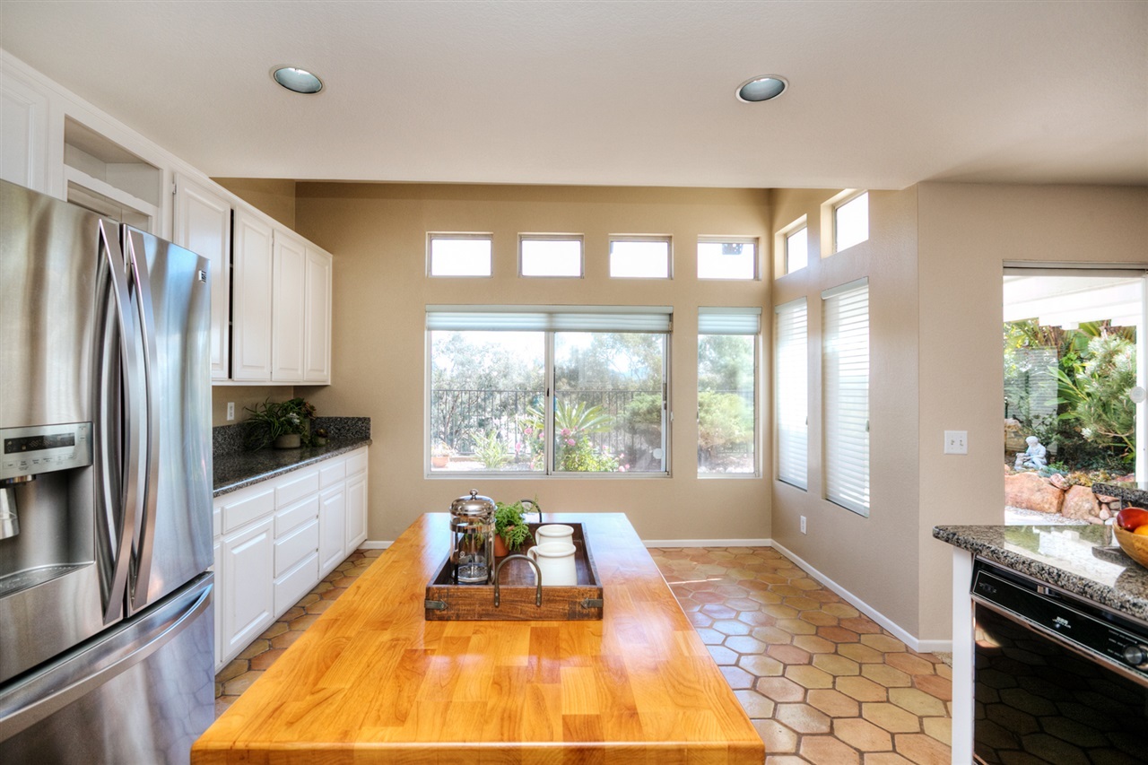 1772 Crystal Ridge Way Vista, CA 92081 - Photo 9 of 25 Gallery Image 9