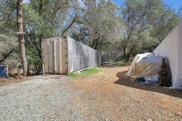 a view of a back yard