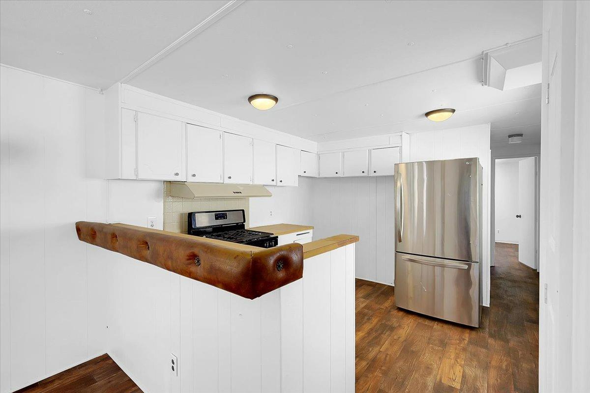 23003 Pleasant Valley Road North San Juan, CA 95960 - Photo 7 of 47 a kitchen with granite countertop a refrigerator and a stove top oven