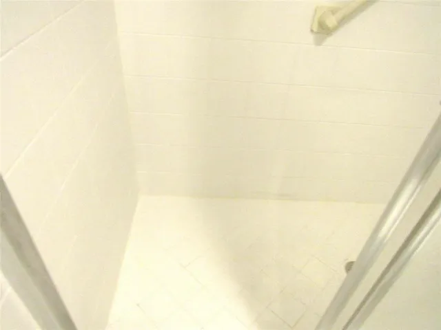 a picture of a window with a small space