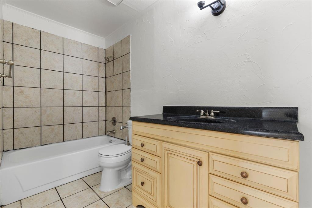 2240 Tarpley Road, Unit 484 Carrollton, TX 75006 - Photo 16 of 20 a bathroom with a bathtub and a toilet