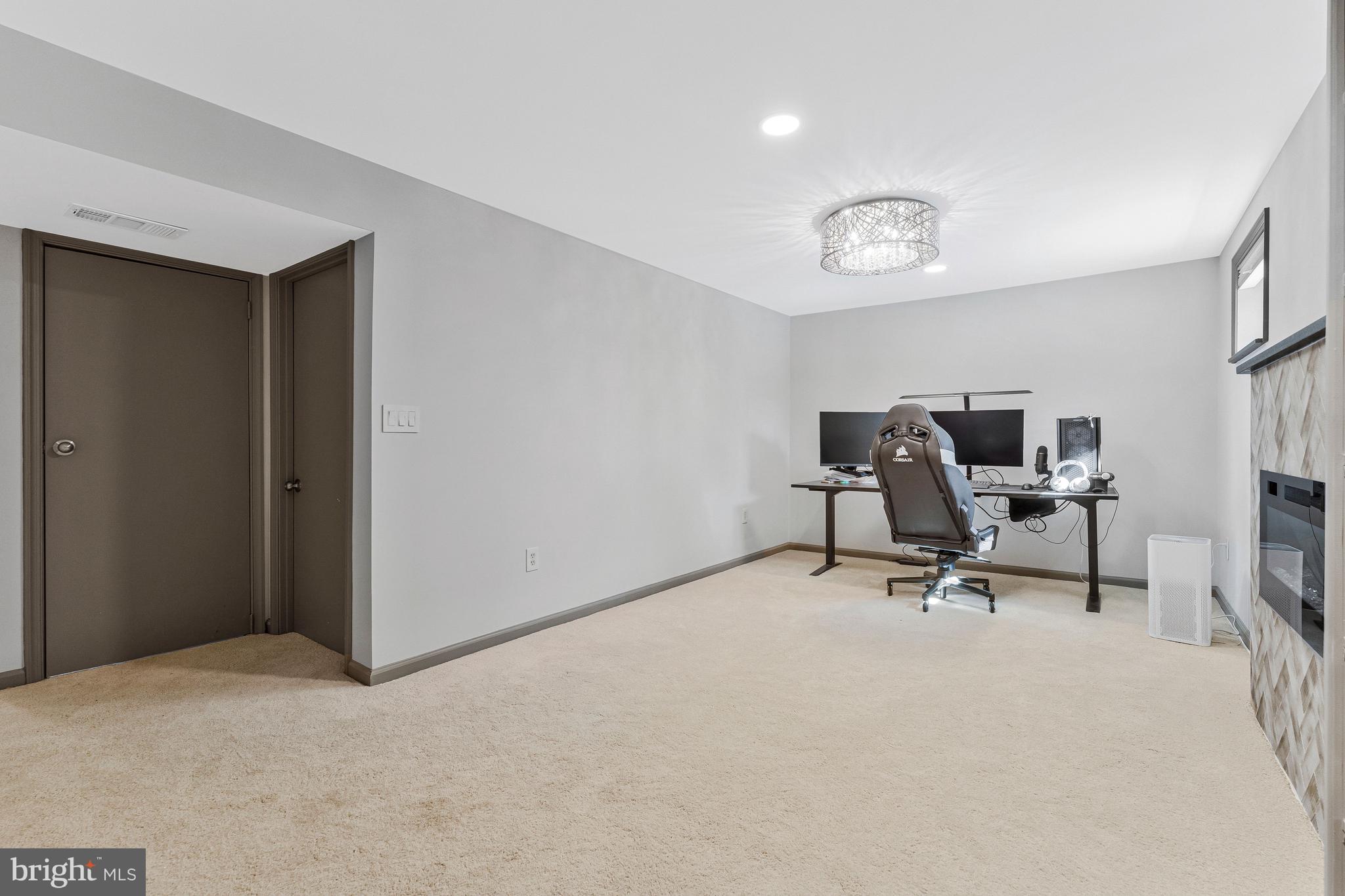 11852 St Trinians Court Reston, VA 20191 - Photo 16 of 48 Family room