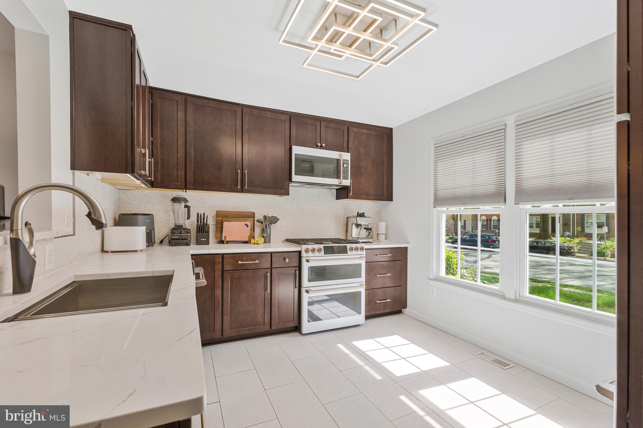 11852 St Trinians Court Reston, VA 20191 - Photo 4 of 48 Beautiful gourmet kitchen w/ quartz countertop