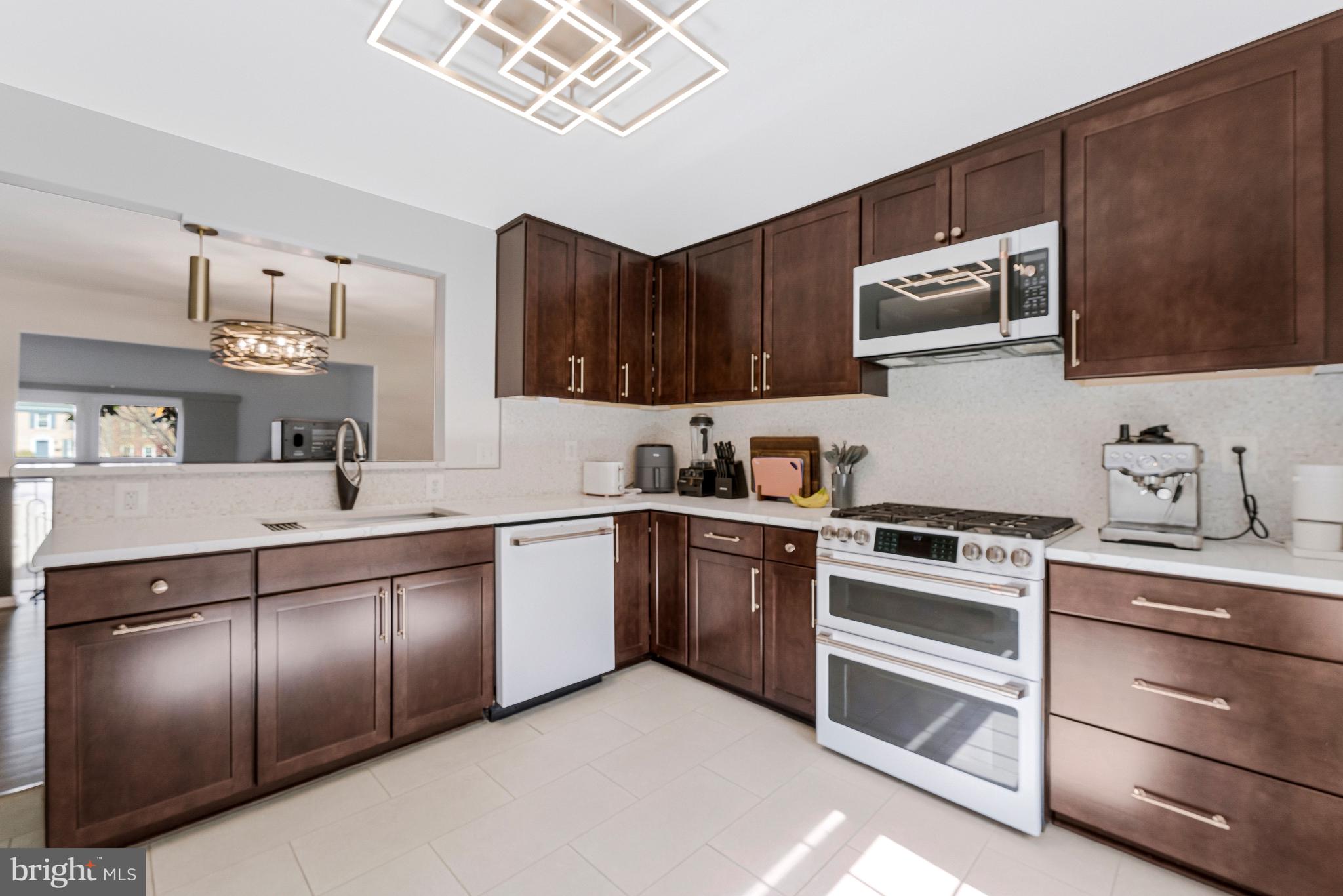 11852 St Trinians Court Reston, VA 20191 - Photo 5 of 48 Ultra-modern kitchen w/ GE Cafe appliances