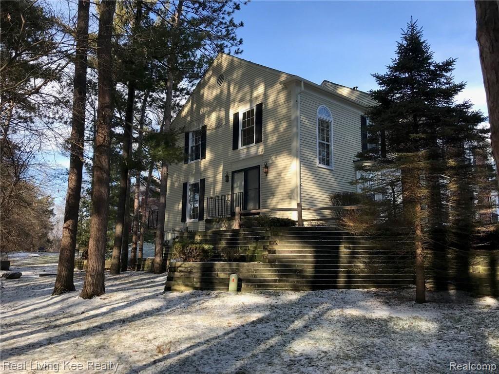 Paddle Wheel Gorgeous private end unit backs up to Paint Creek trail along with ample lawn area for your kids or fur babies. Walk,jog, run or bike along Rochesters famous trail.