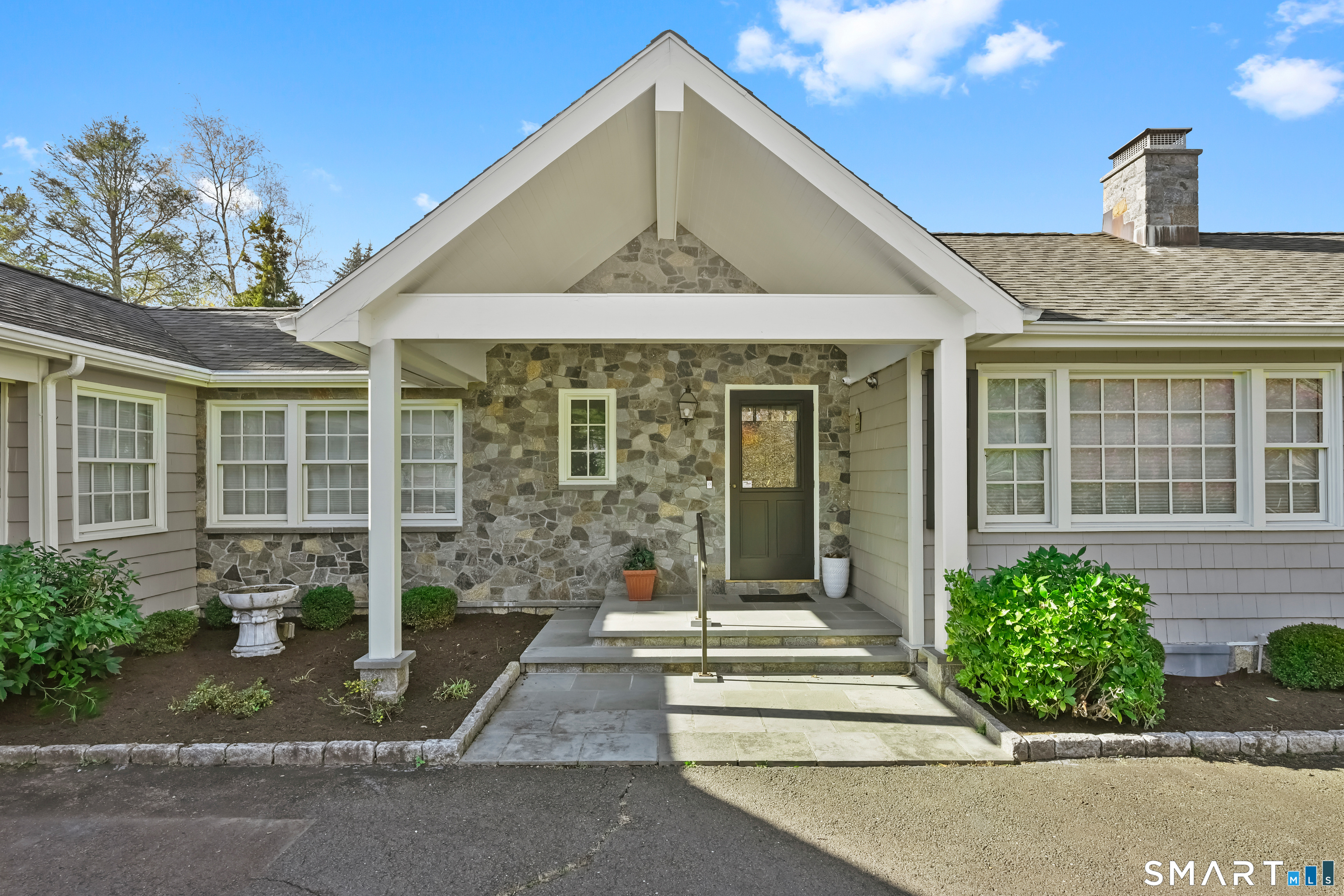 36 MacArthur Lane Stamford, CT 06902 - Photo 3 of 40 Gracious Front Entry