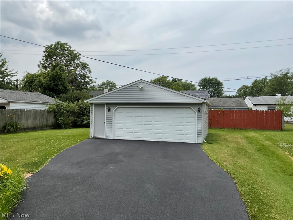 4702 Marigold Road Mentor, OH 44060 - Photo 18 of 18 Garage with a yard