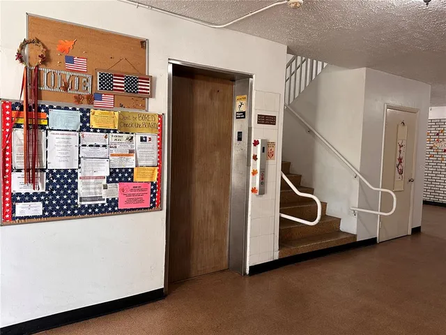 a sign that is sitting on a brick wall