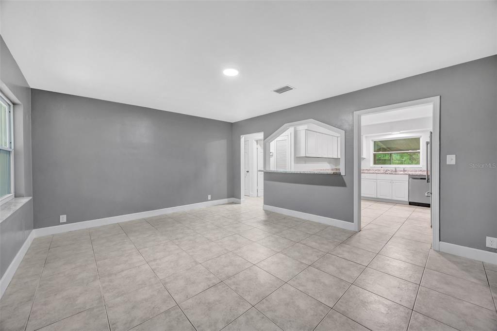 308 South Kingsway Road Seffner, FL 33584 - Photo 5 of 31