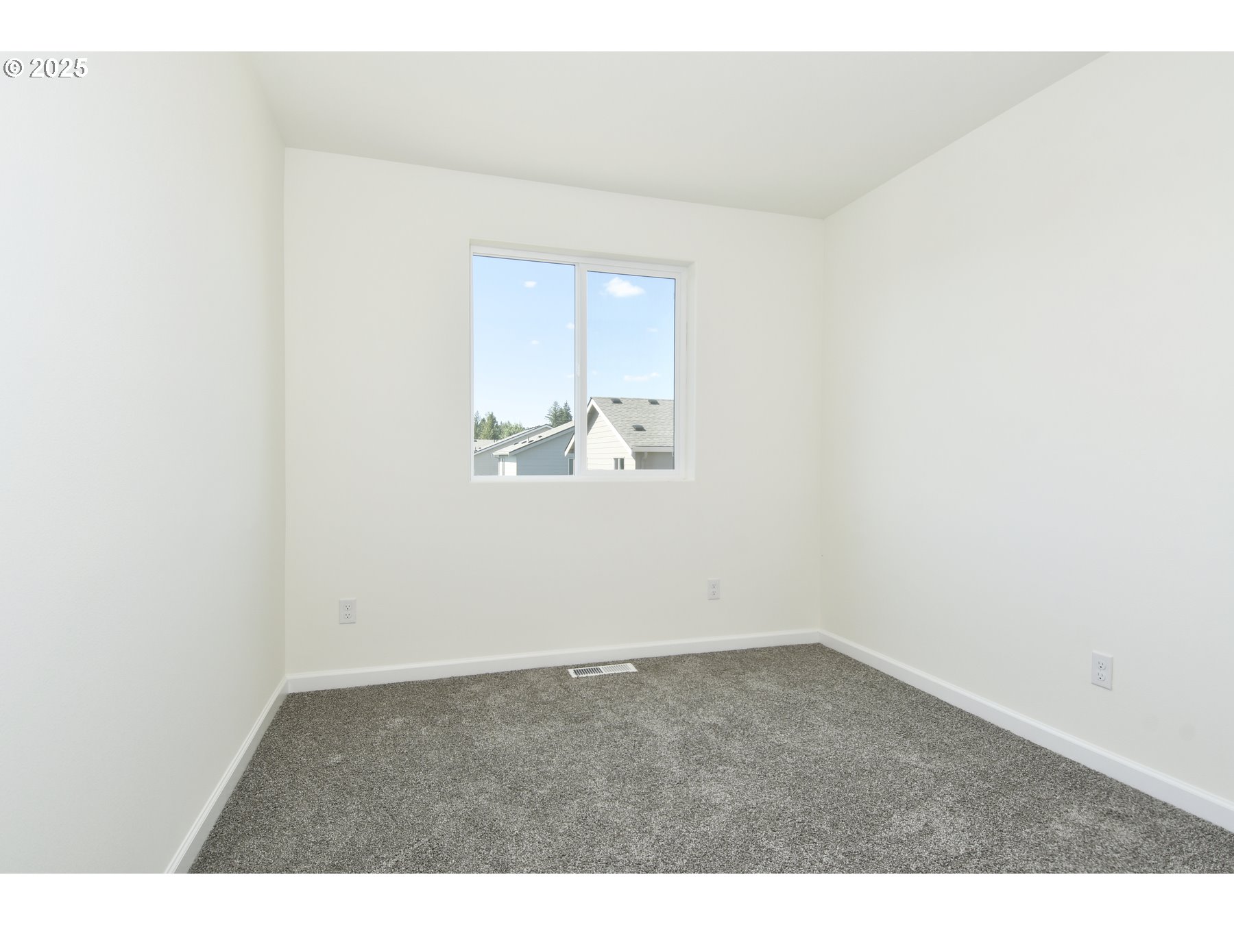 3990 Southwest Duniway Lane Gresham, OR 97080 - Photo 18 of 20 an empty room with a window