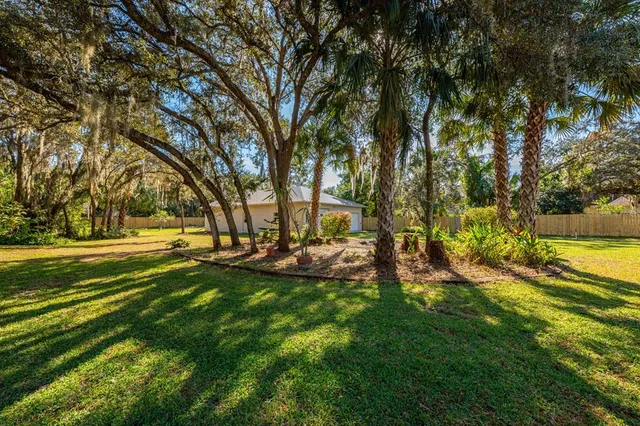 a view of yard with green space