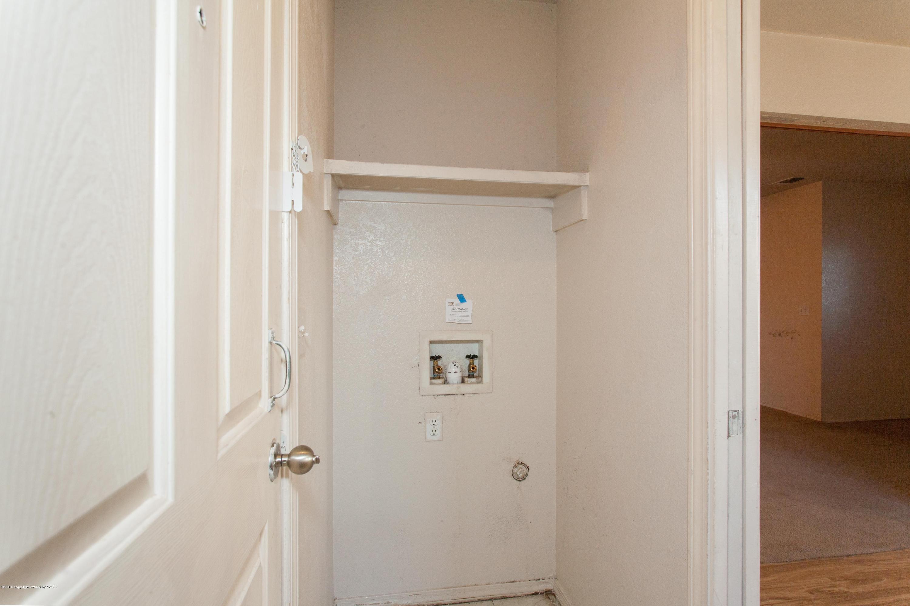 4810 Mammoth Lane Amarillo, TX 79110 - Photo 5 of 14 a bathroom with a shower
