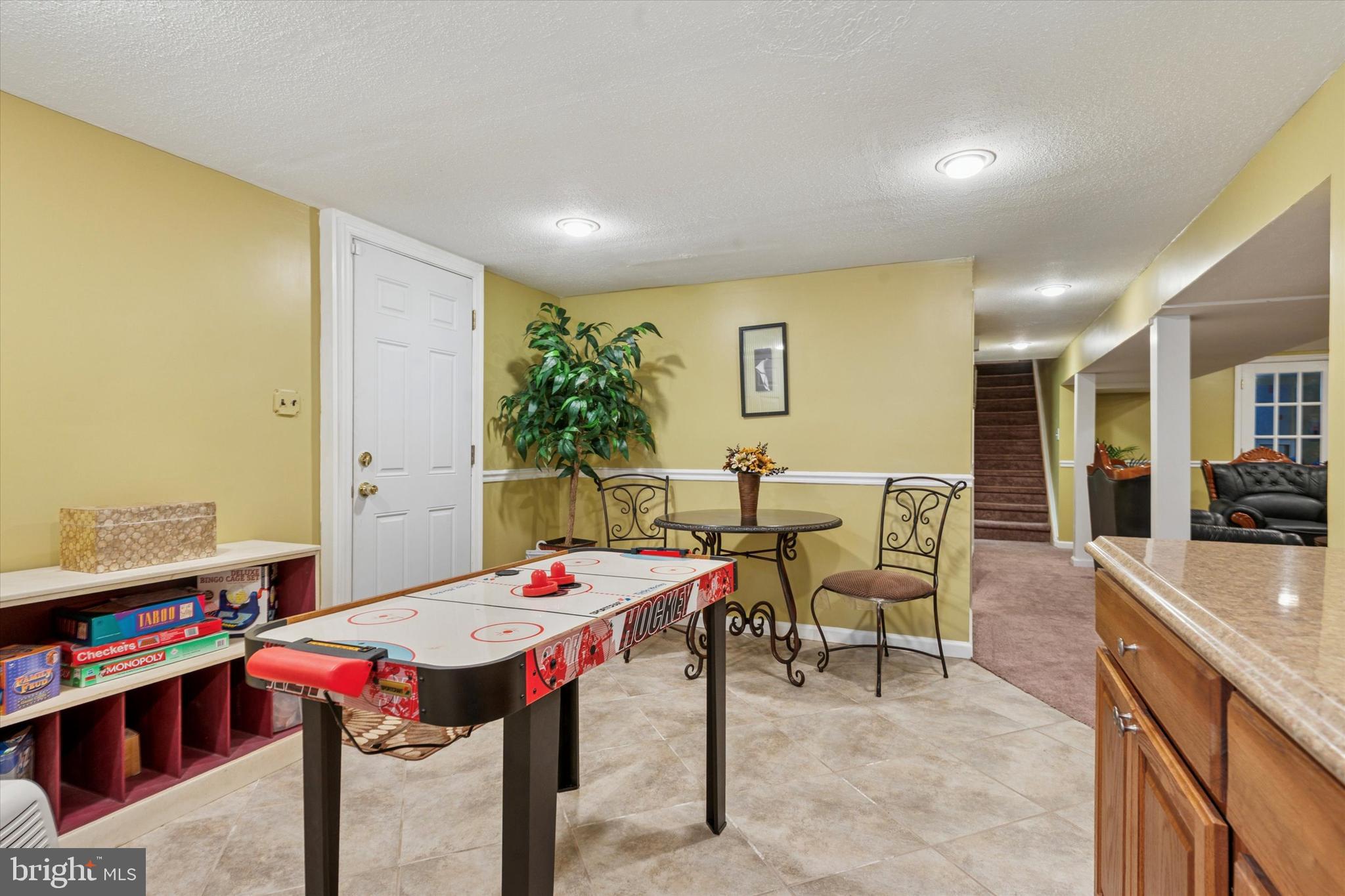 29 Harkfort Road Newark, DE 19702 - Photo 15 of 25 a view of a dining room with furniture