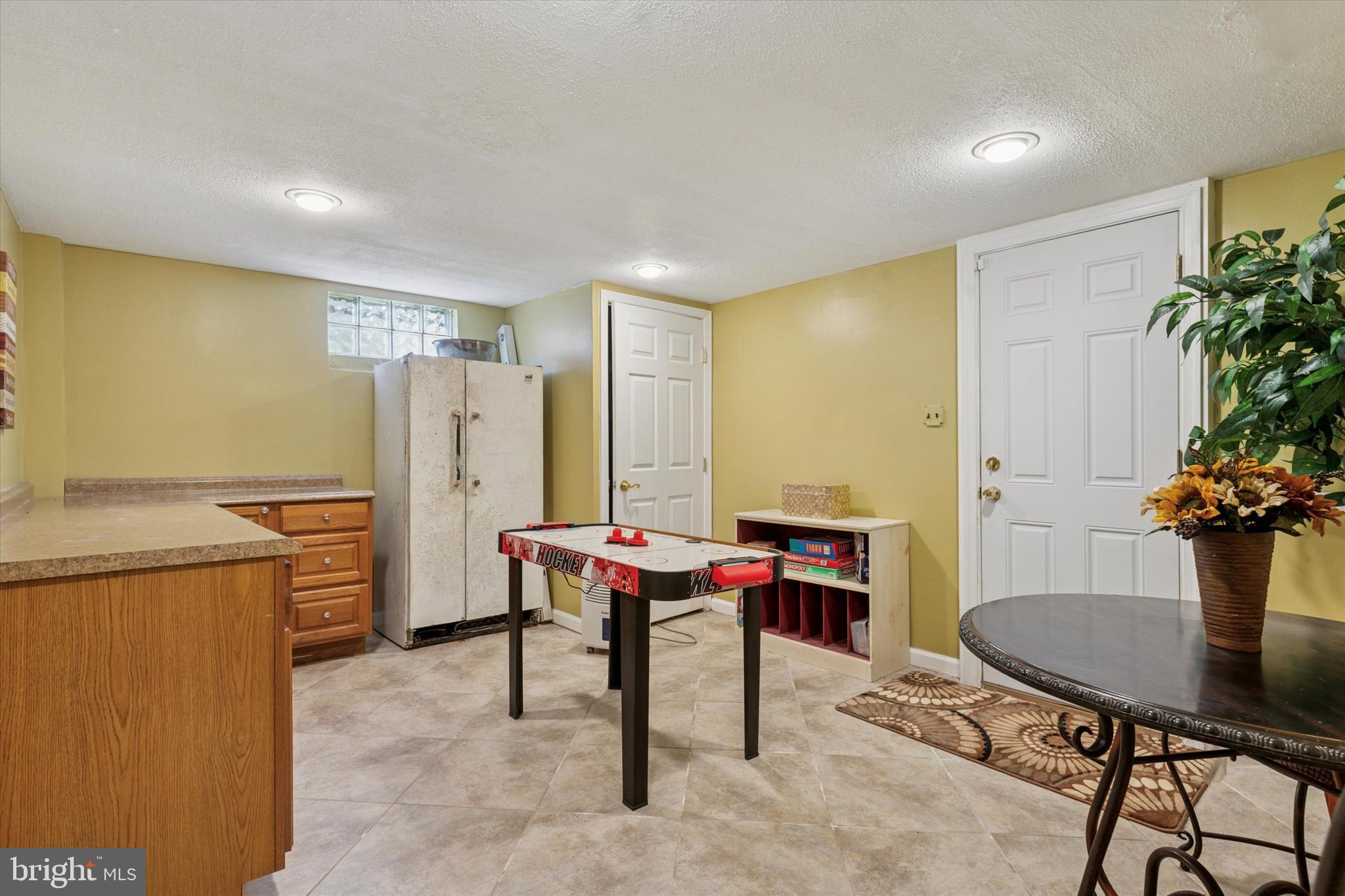 29 Harkfort Road Newark, DE 19702 - Photo 16 of 25 a view of a dining room with furniture and a potted plant