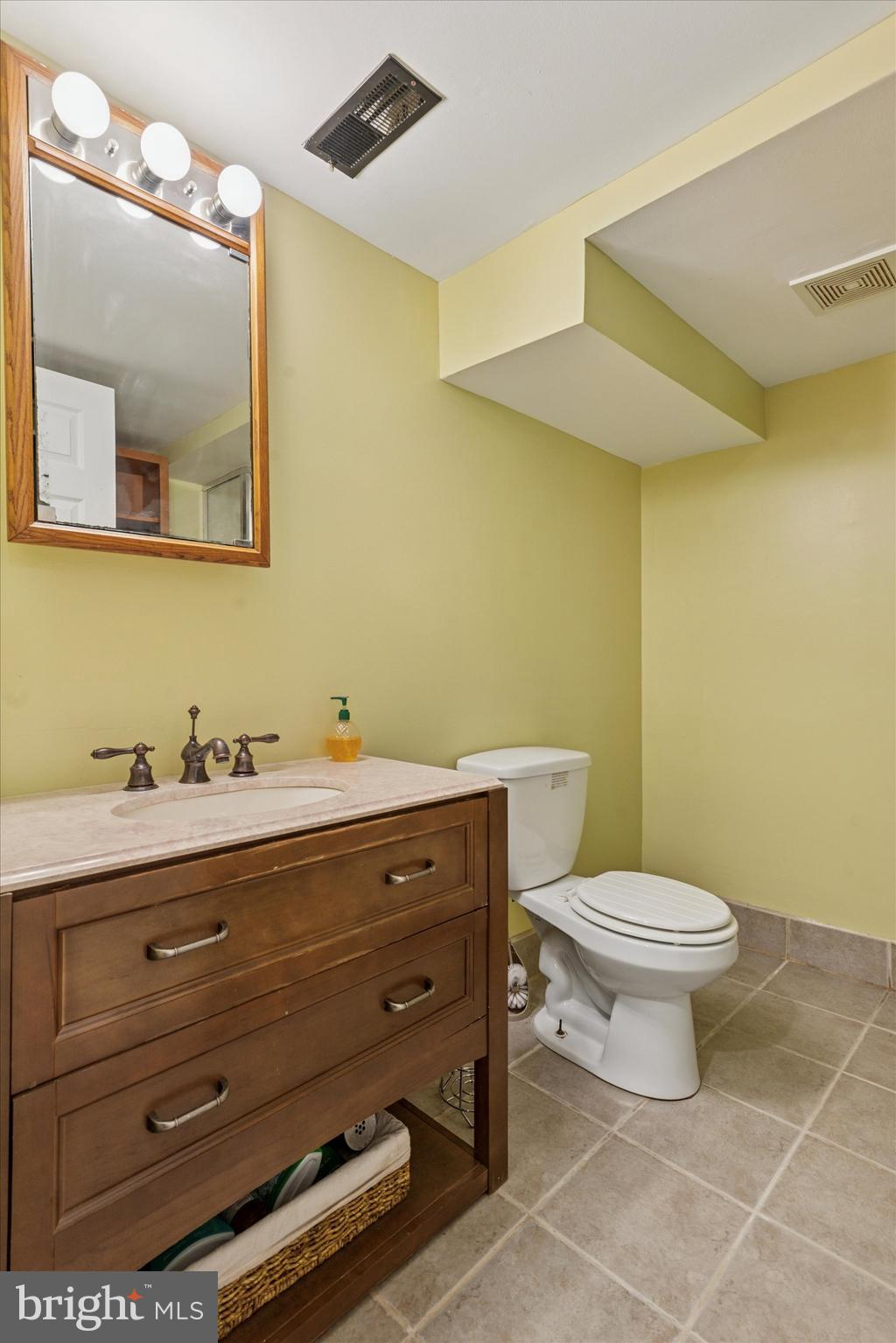 29 Harkfort Road Newark, DE 19702 - Photo 18 of 25 a bathroom with a toilet a sink and mirror