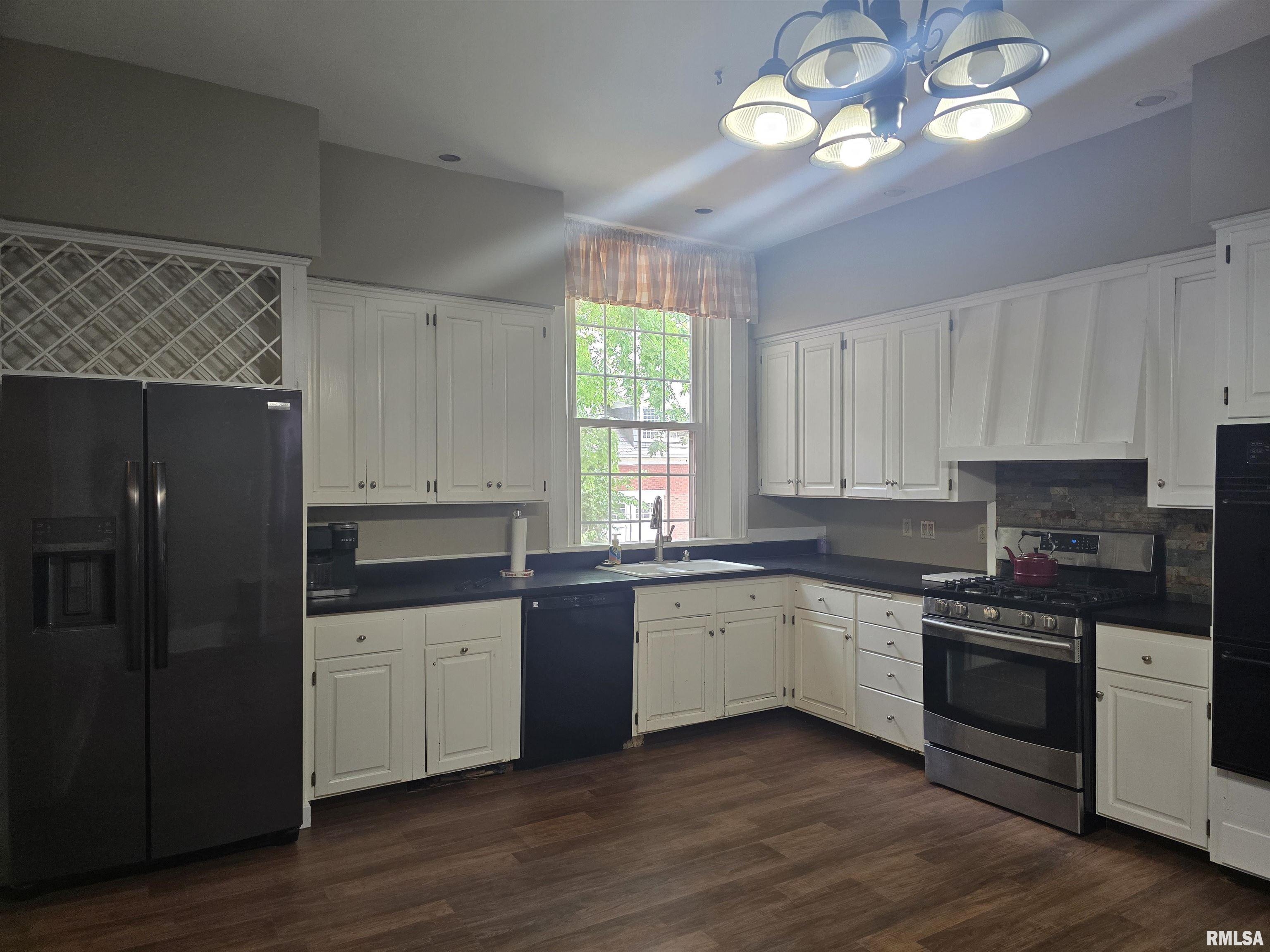 239 West Chestnut Street Canton, IL 61520 - Photo 19 of 83