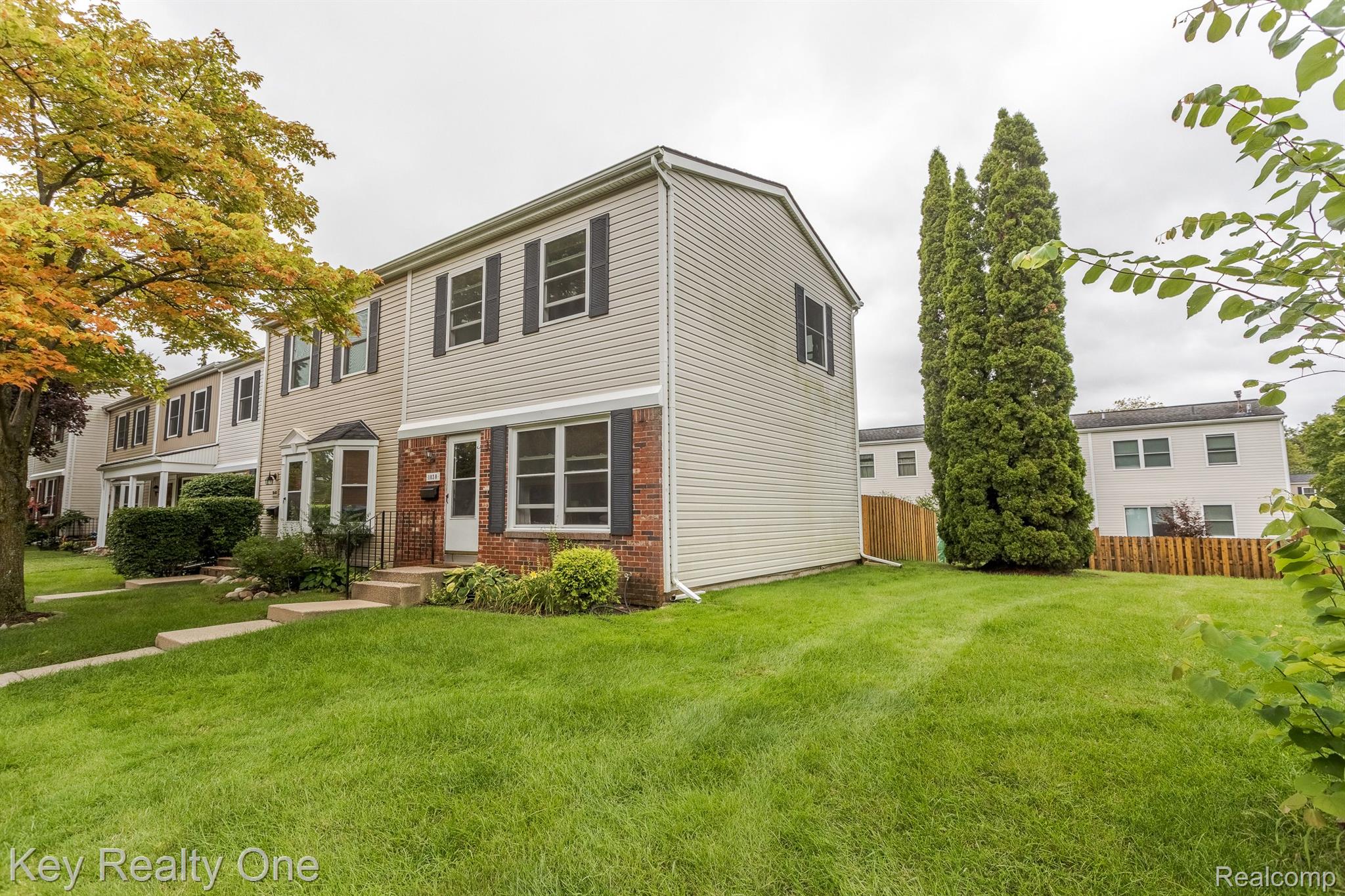 1038 Larson Court Rochester, MI 48307 - Photo 13 of 20 Desirable End Unit