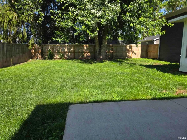 $218,000 | 102 Conch Drive, La Harpe, IL 61450