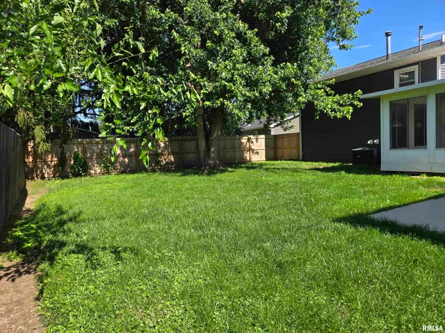 $225,500 | 102 Conch Drive, La Harpe, IL 61450