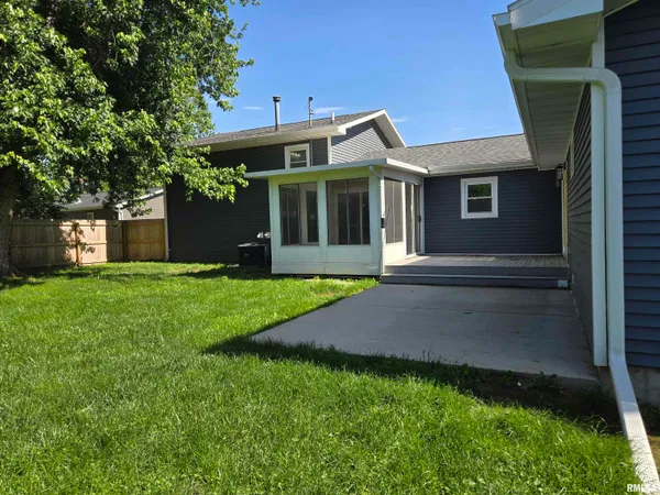 $218,000 | 102 Conch Drive, La Harpe, IL 61450