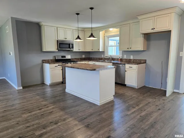 $225,500 | 102 Conch Drive, La Harpe, IL 61450