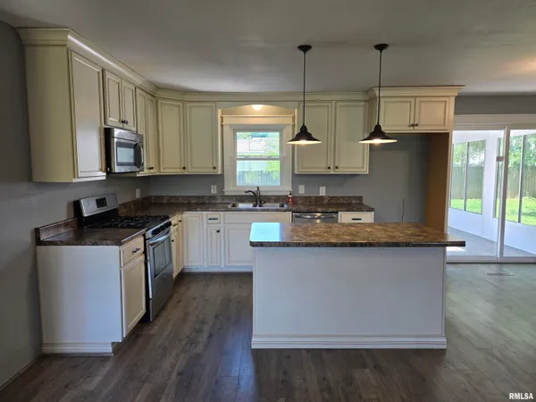 $218,000 | 102 Conch Drive, La Harpe, IL 61450