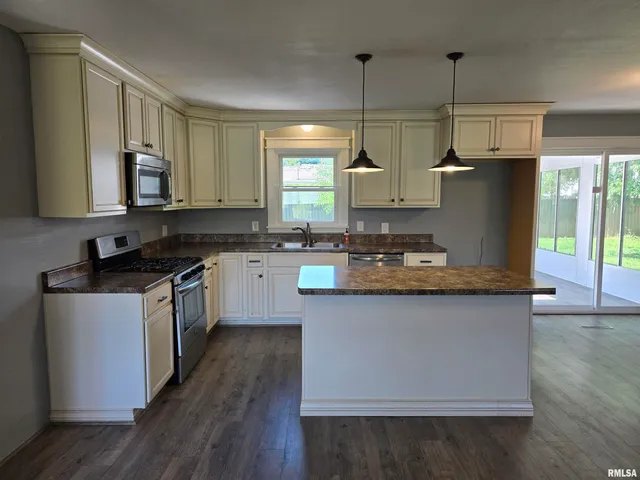 $225,500 | 102 Conch Drive, La Harpe, IL 61450