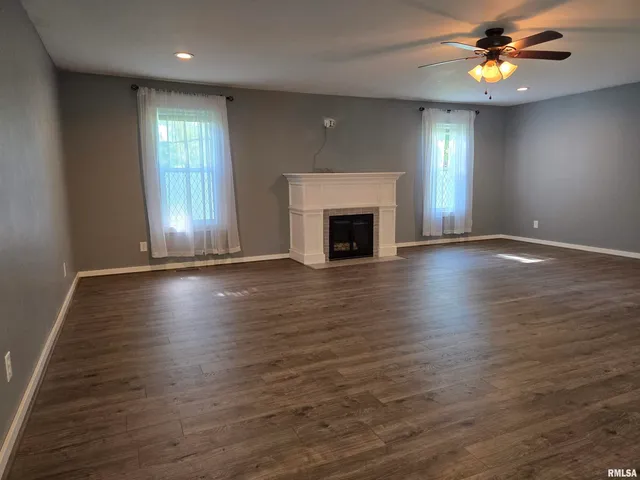 $225,500 | 102 Conch Drive, La Harpe, IL 61450