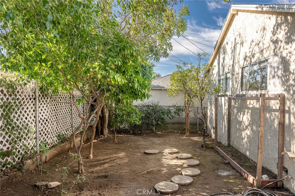 414 University Burbank, CA 91504 - Photo 13 of 18 a view of a back yard of the house