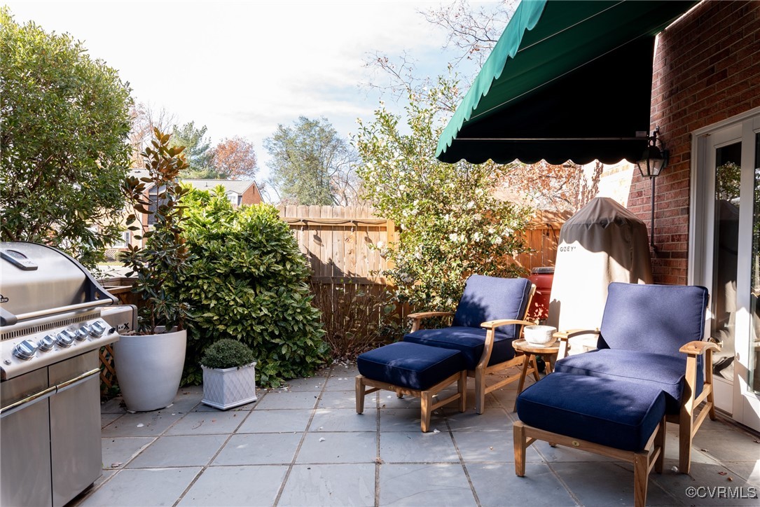9111 Derbyshire Road, Unit I Henrico, VA 23229 - Photo 20 of 22 a backyard of a house with table and chairs