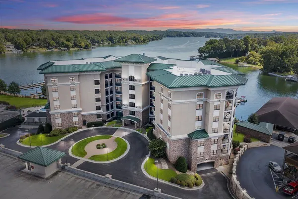 $814,000 | 100 Bridgewater Pointe Place, Unit 601, Moneta, VA 24121