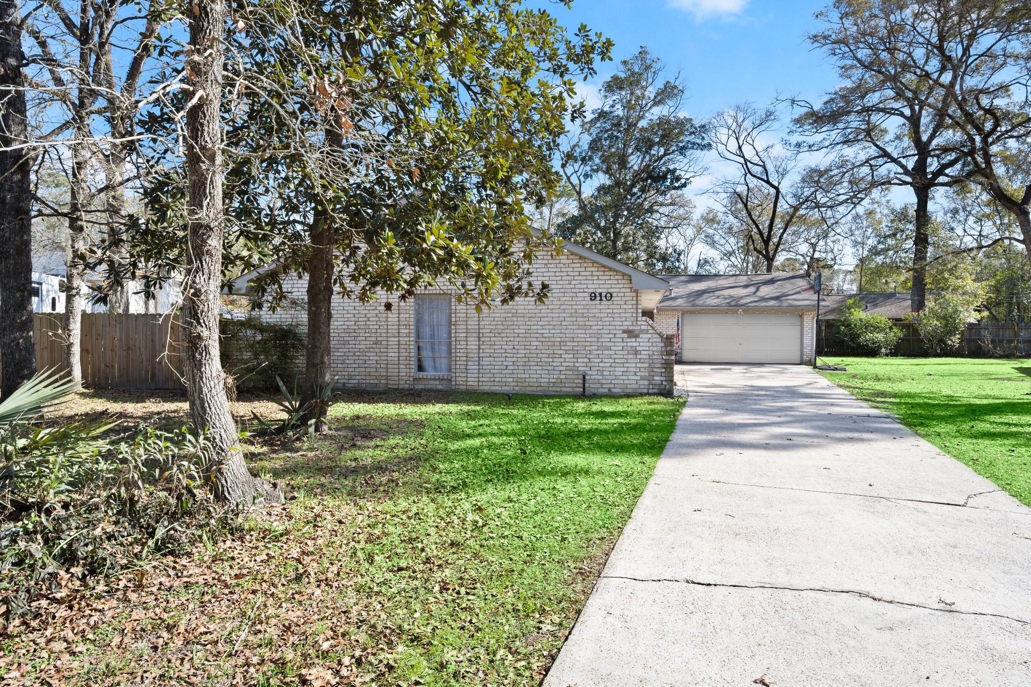 910 Brook Forest Court Conroe, TX 77385 - Photo 4 of 50