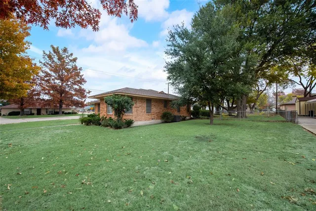 a view of a house with backyard