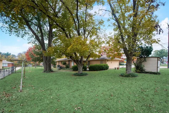 a view of a house with backyard