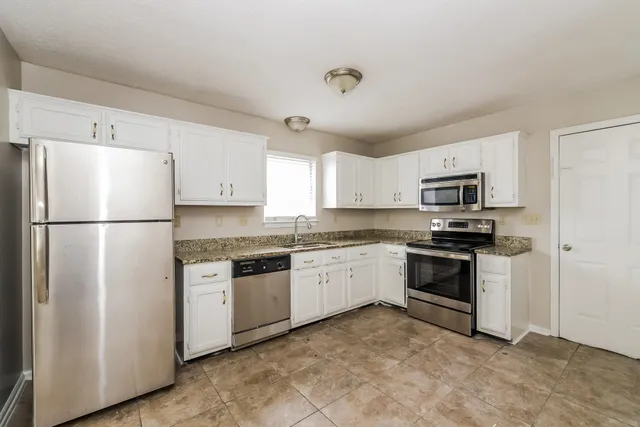 $1,685 | 7816 Lake Cross Drive East, Memphis, TN 38125