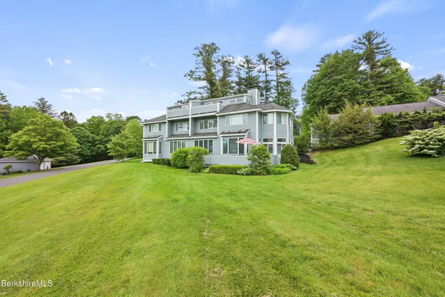 a view of a house with backyard and garden
