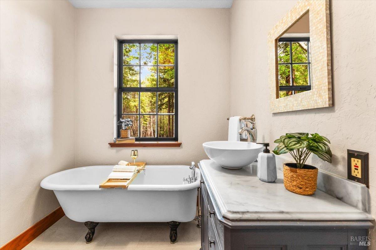 12076 Cloud Ridge Road Healdsburg, CA 95448 - Photo 20 of 72 Full bath on 1st floor featuring a clawfoot tub and majestic serenity.