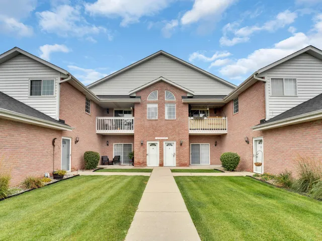$285,000 | W241N2573 East Parkway Meadow Circle, Unit 3, Pewaukee, WI 53072