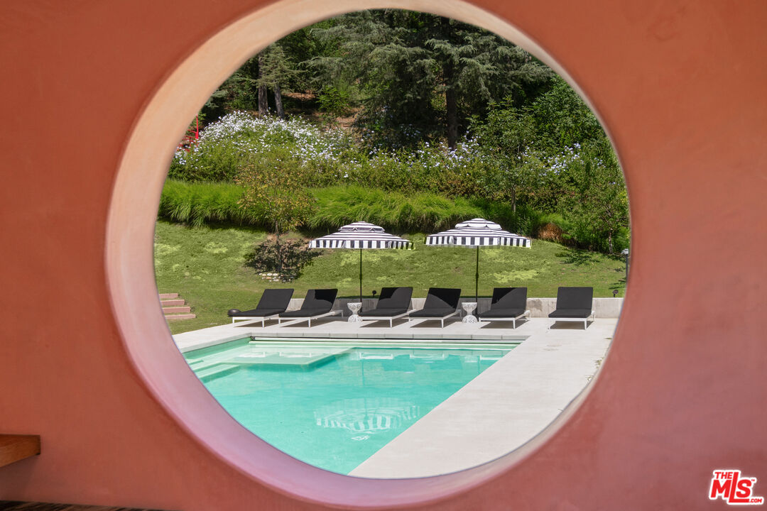 16001 Woodvale Road Encino, CA 91436 - Photo 15 of 26