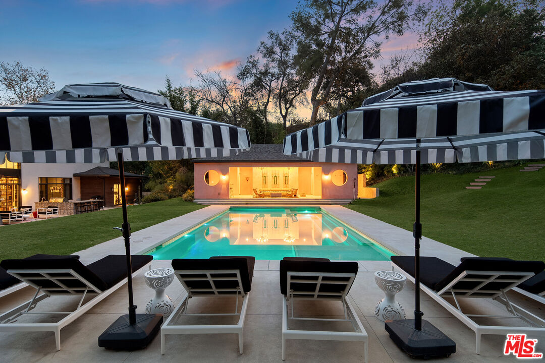 16001 Woodvale Road Encino, CA 91436 - Photo 24 of 26