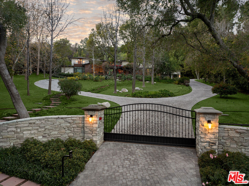 16001 Woodvale Road Encino, CA 91436 - Photo 3 of 26