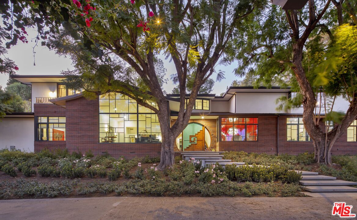 16001 Woodvale Road Encino, CA 91436 - Photo 4 of 26