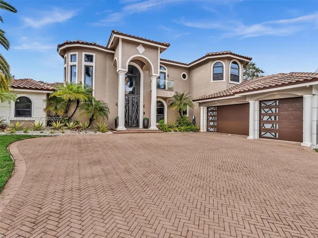 a view of a livingroom with furniture and a livingroom